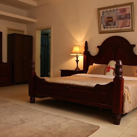Embassy Suites Hotel Monrovia Ngoại thất bức ảnh