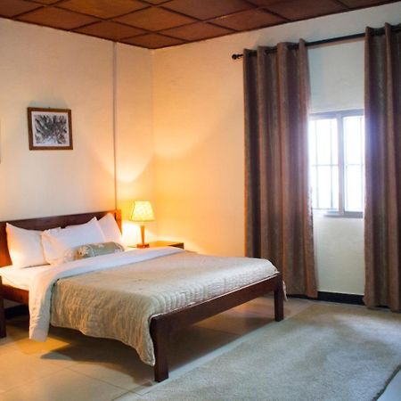 Embassy Suites Hotel Monrovia Ngoại thất bức ảnh