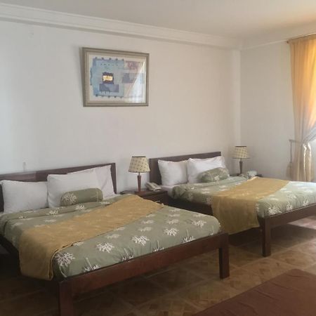 Embassy Suites Hotel Monrovia Ngoại thất bức ảnh