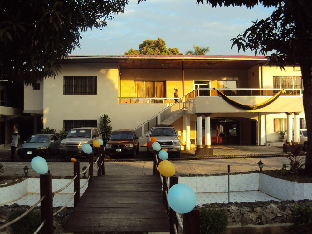 Embassy Suites Hotel Monrovia Ngoại thất bức ảnh