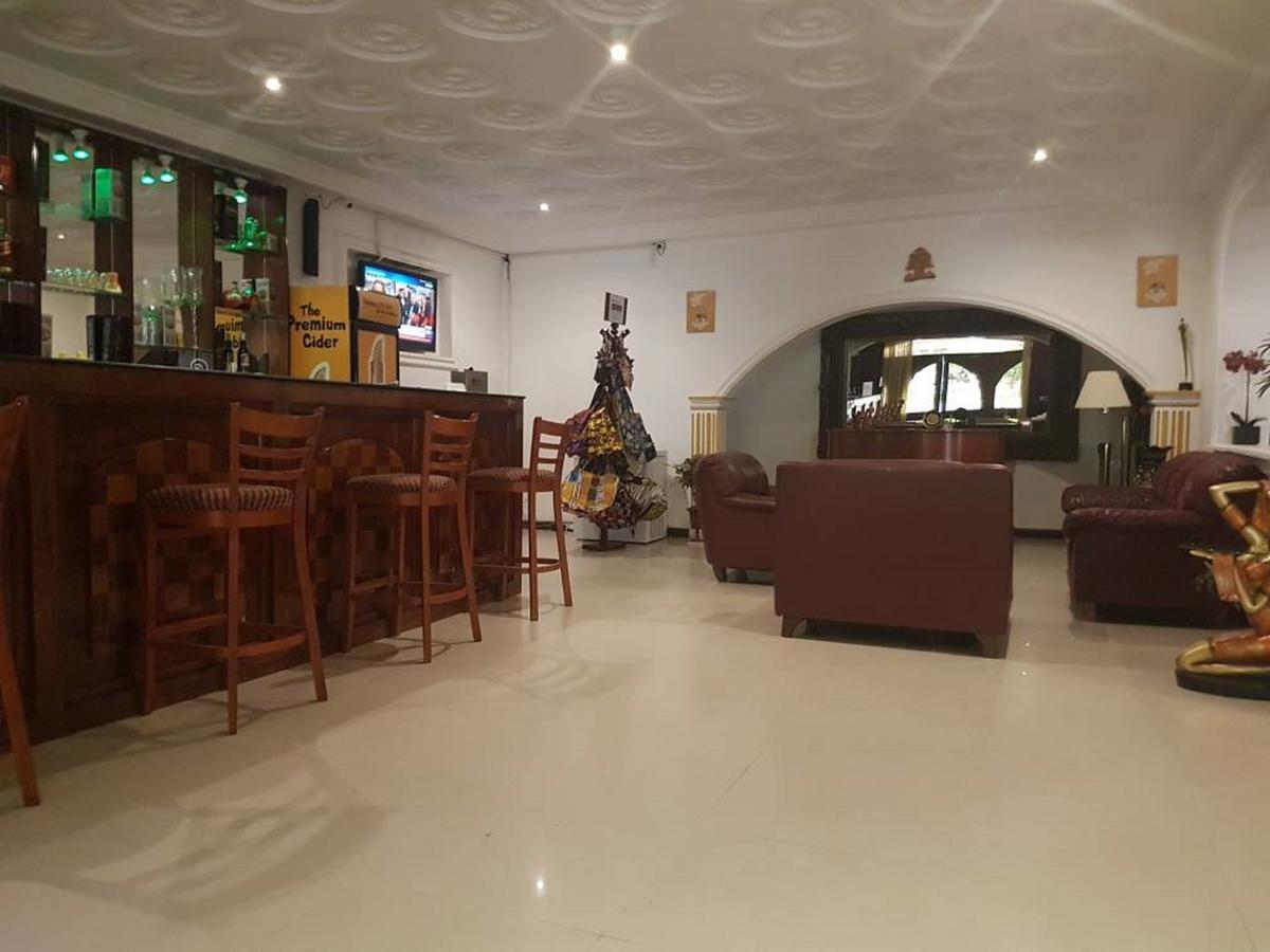 Embassy Suites Hotel Monrovia Ngoại thất bức ảnh