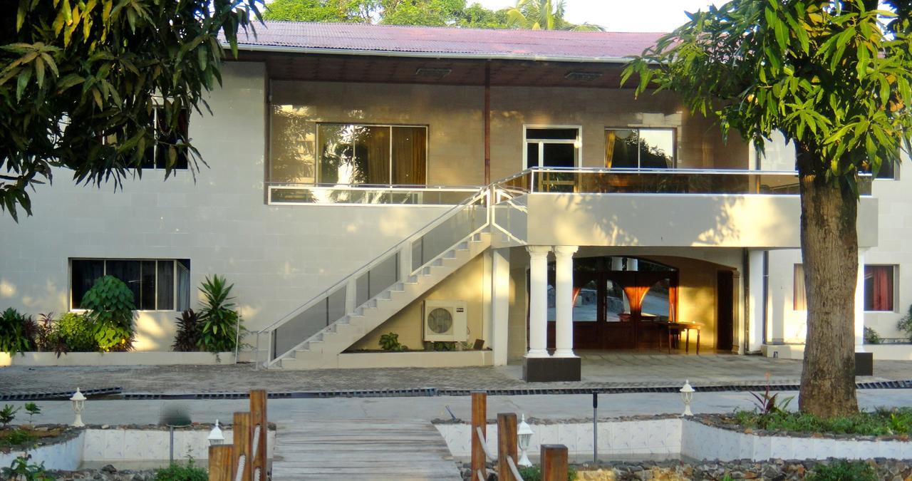 Embassy Suites Hotel Monrovia Ngoại thất bức ảnh