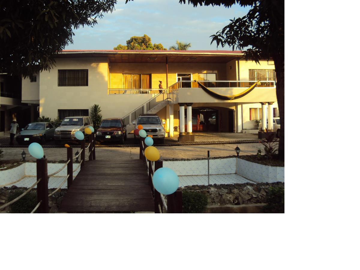Embassy Suites Hotel Monrovia Ngoại thất bức ảnh