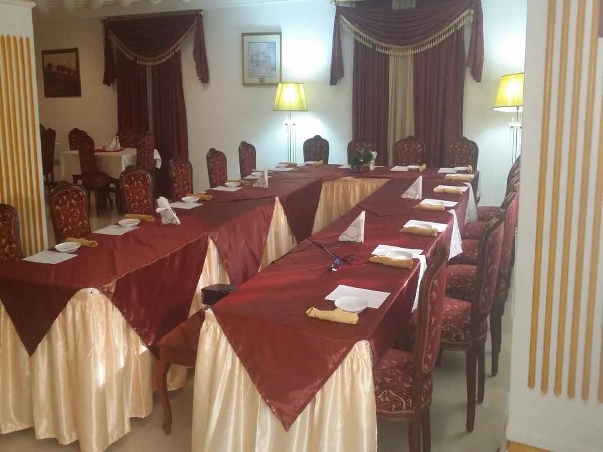 Embassy Suites Hotel Monrovia Ngoại thất bức ảnh