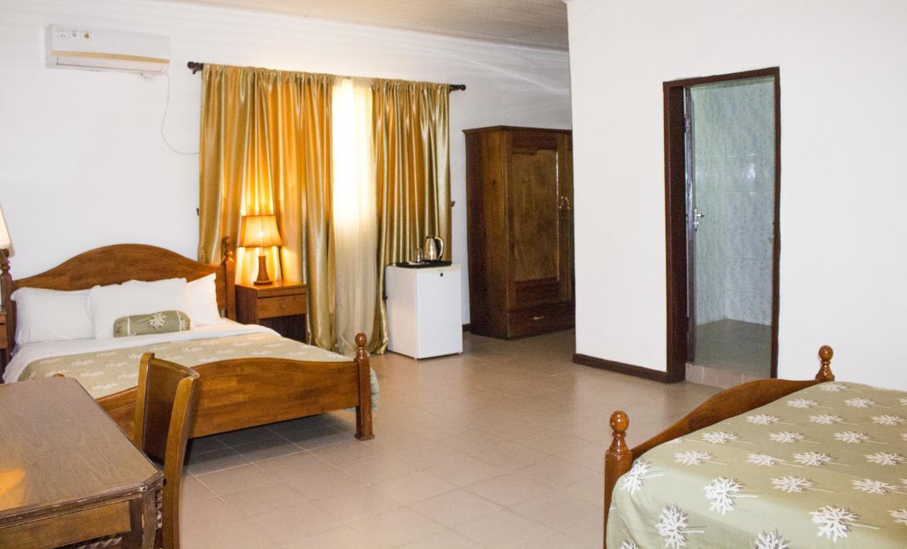 Embassy Suites Hotel Monrovia Ngoại thất bức ảnh