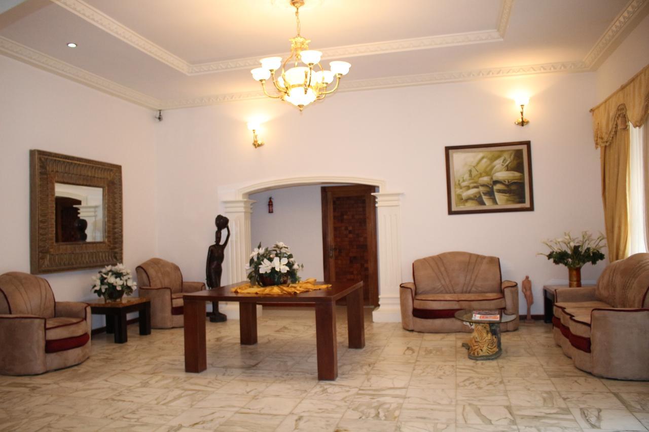 Embassy Suites Hotel Monrovia Ngoại thất bức ảnh