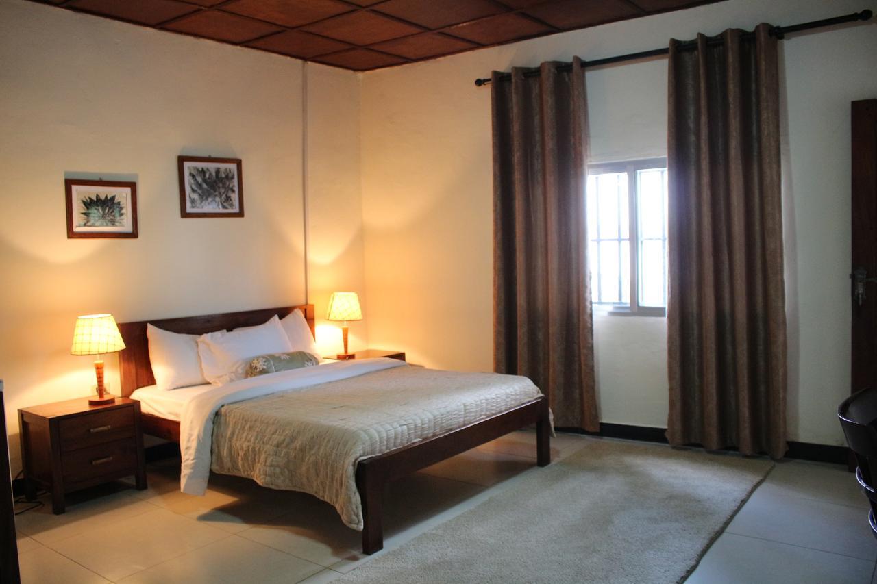 Embassy Suites Hotel Monrovia Ngoại thất bức ảnh