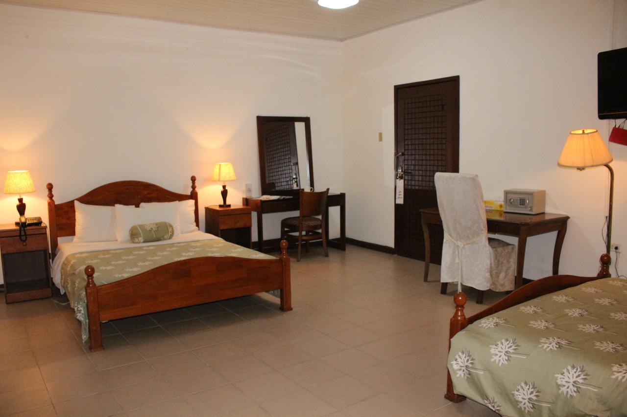 Embassy Suites Hotel Monrovia Ngoại thất bức ảnh