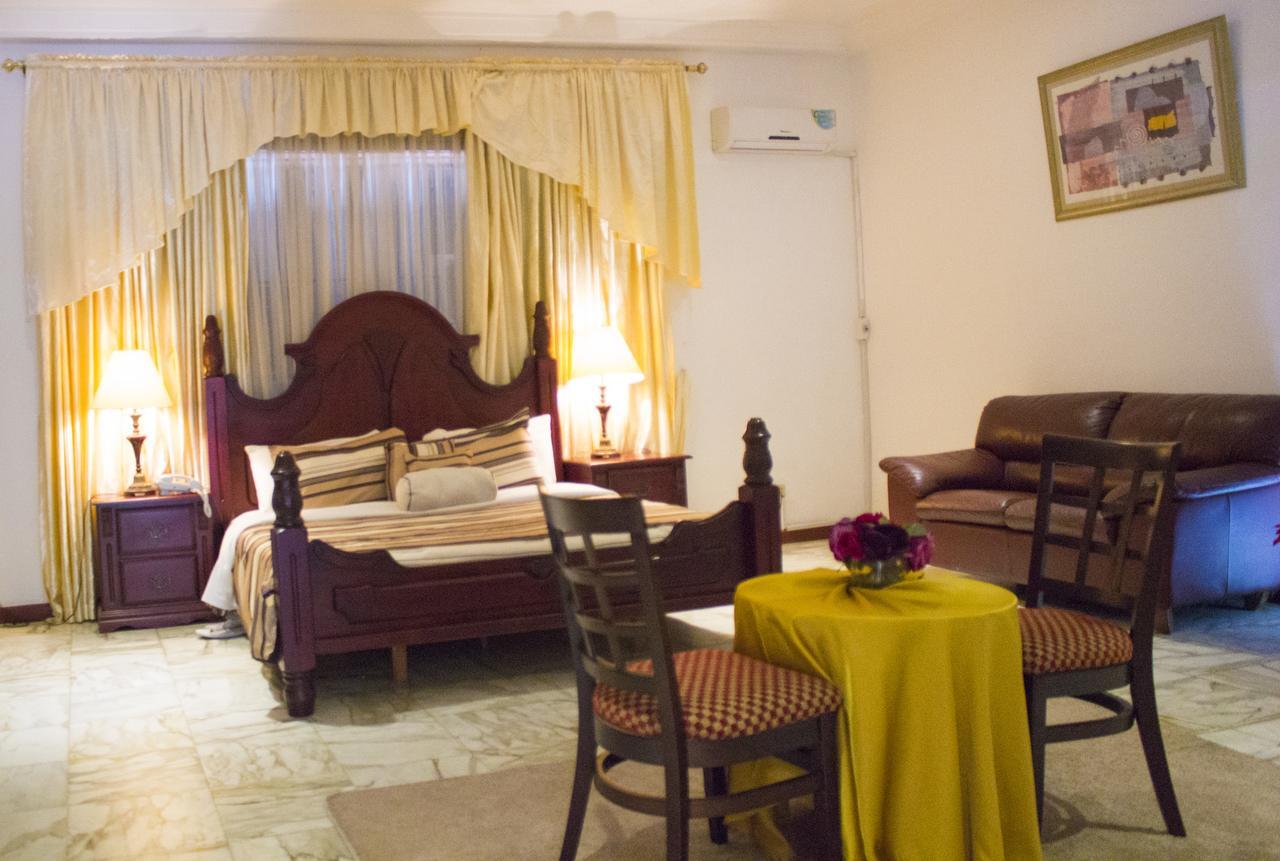 Embassy Suites Hotel Monrovia Ngoại thất bức ảnh