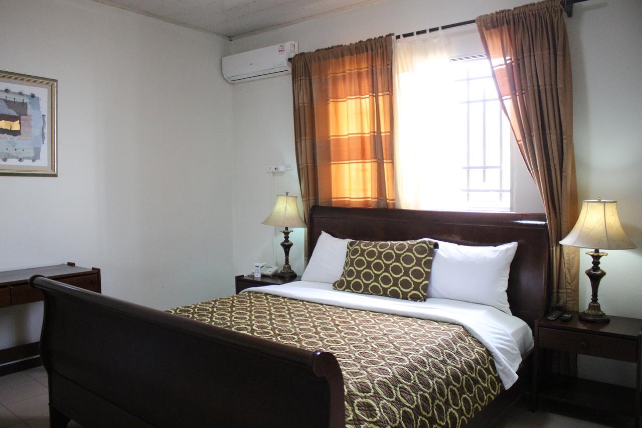 Embassy Suites Hotel Monrovia Ngoại thất bức ảnh