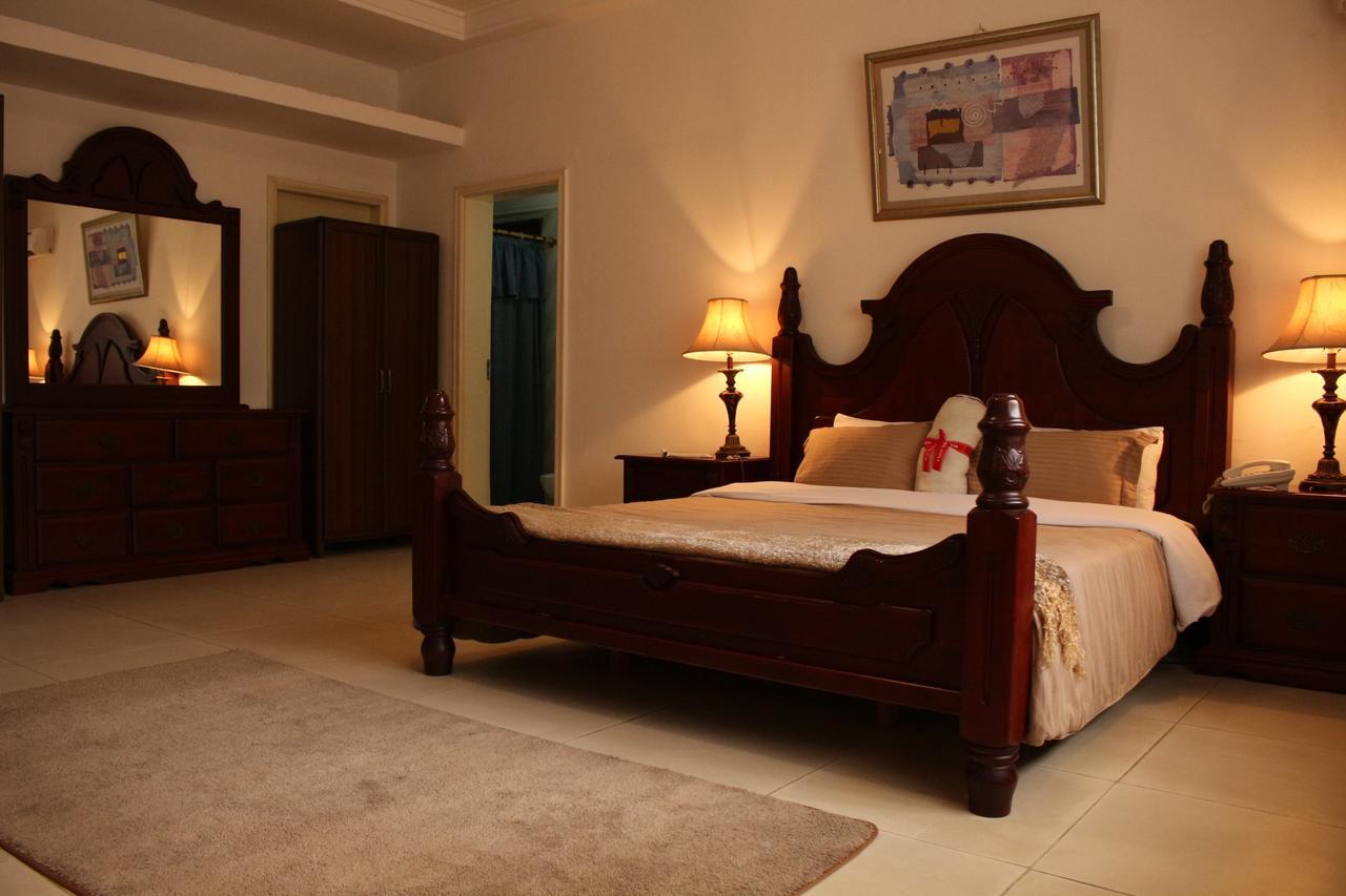 Embassy Suites Hotel Monrovia Ngoại thất bức ảnh