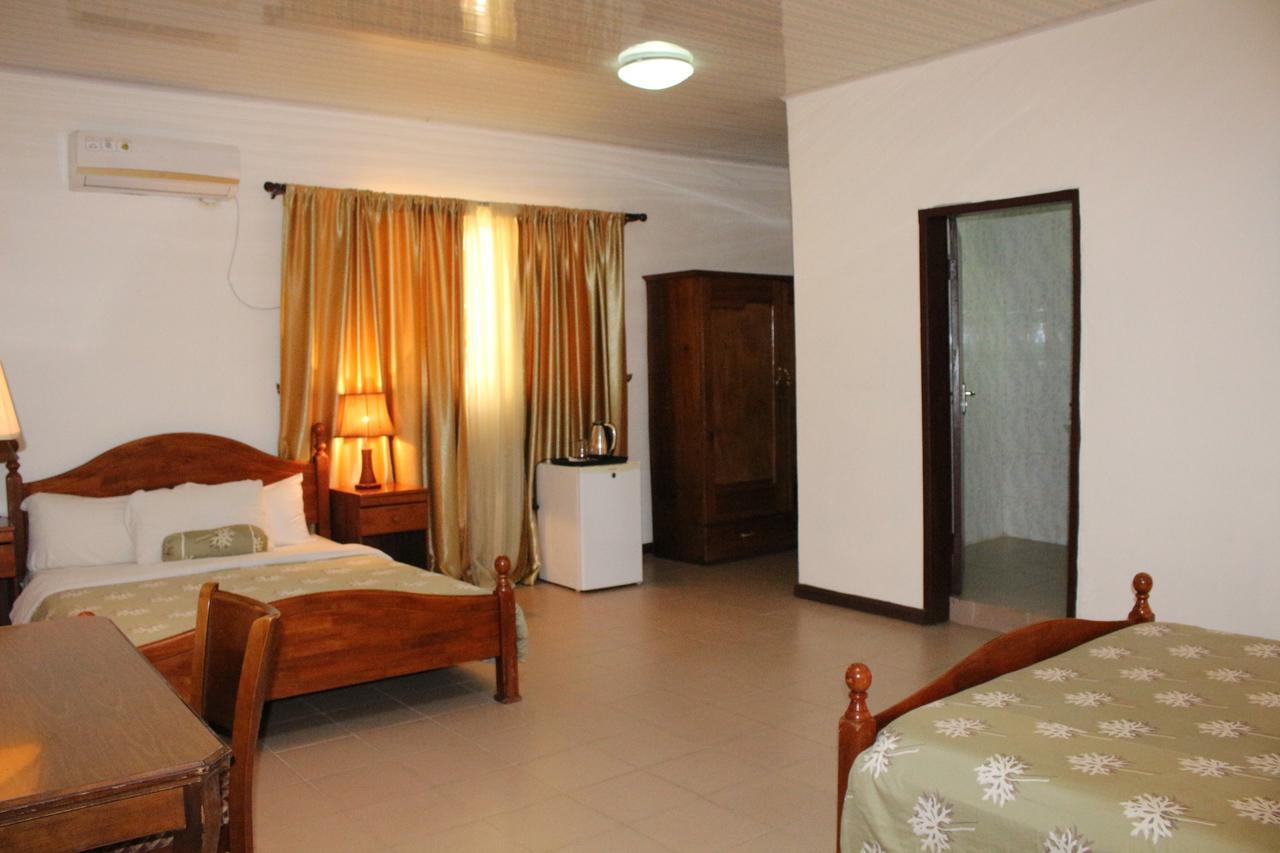 Embassy Suites Hotel Monrovia Ngoại thất bức ảnh