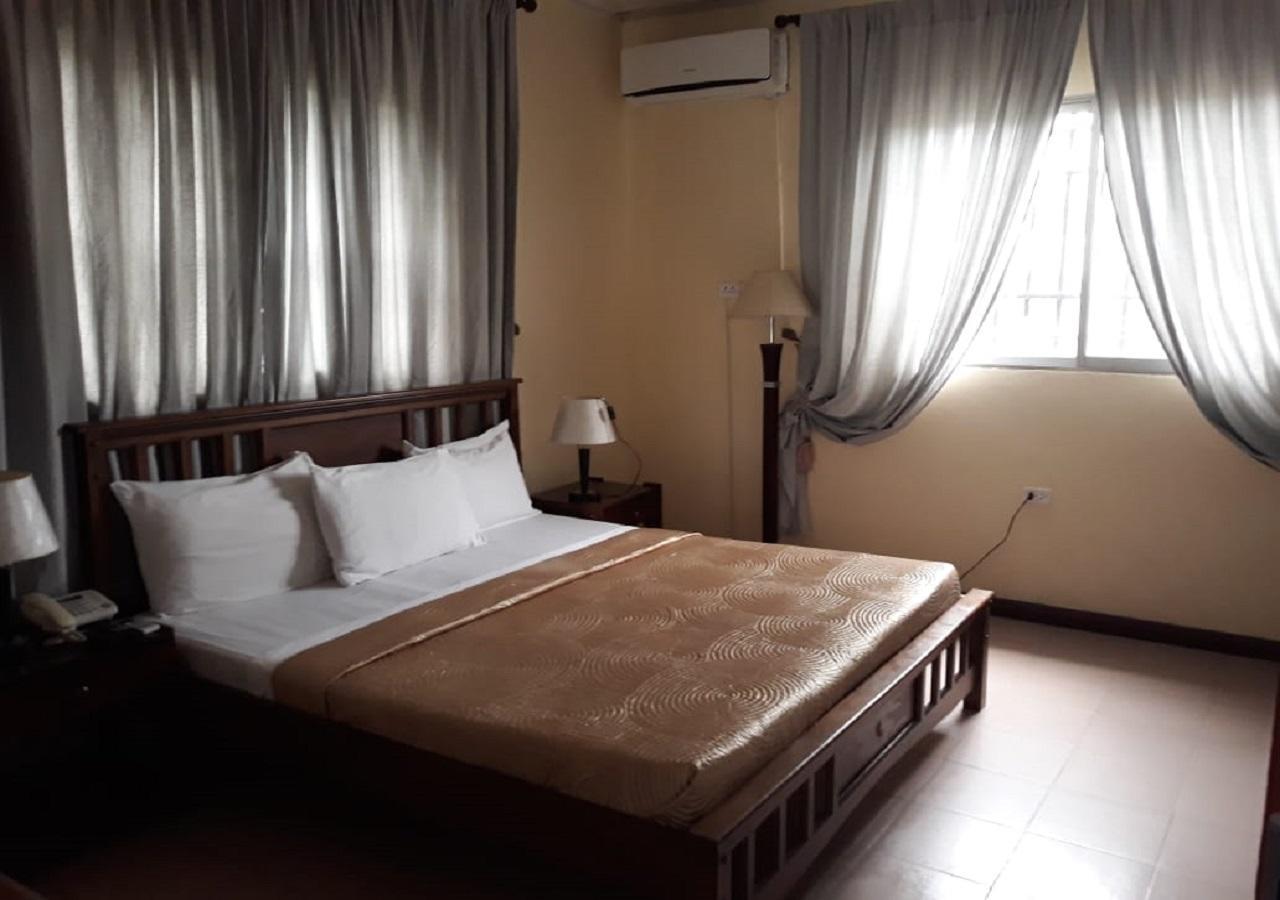 Embassy Suites Hotel Monrovia Ngoại thất bức ảnh
