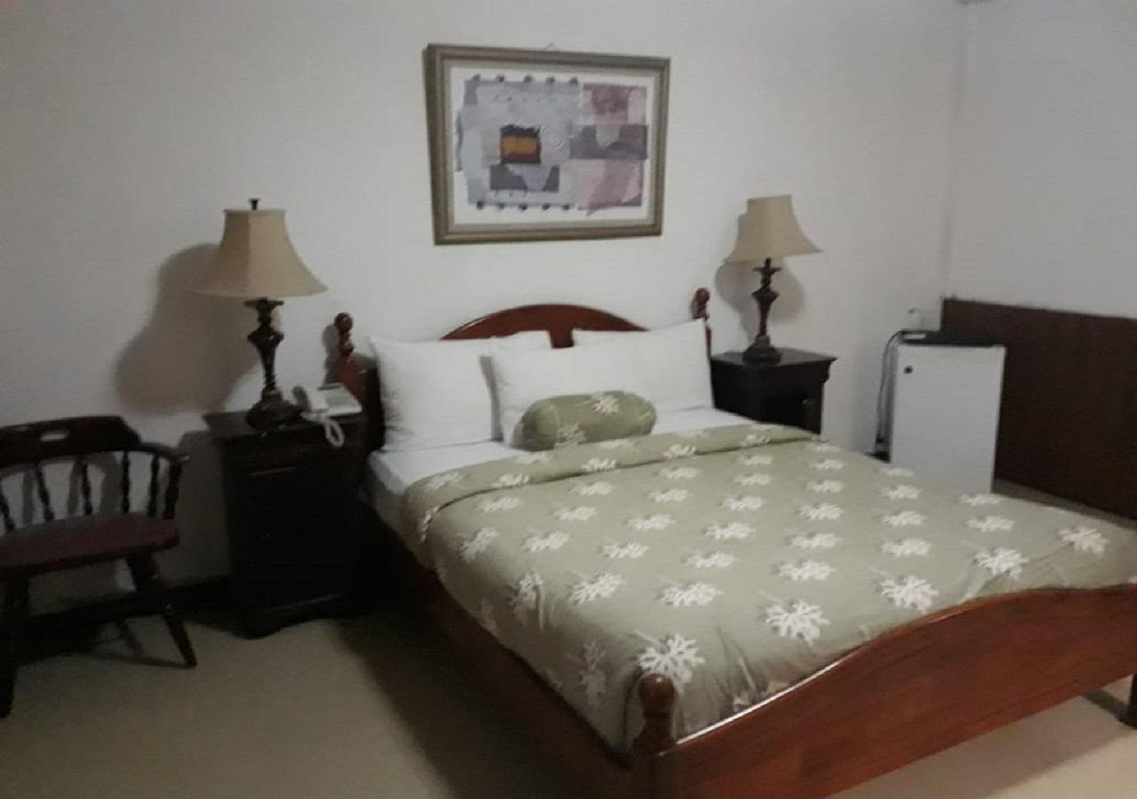Embassy Suites Hotel Monrovia Ngoại thất bức ảnh