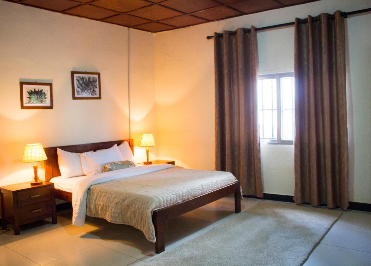 Embassy Suites Hotel Monrovia Ngoại thất bức ảnh