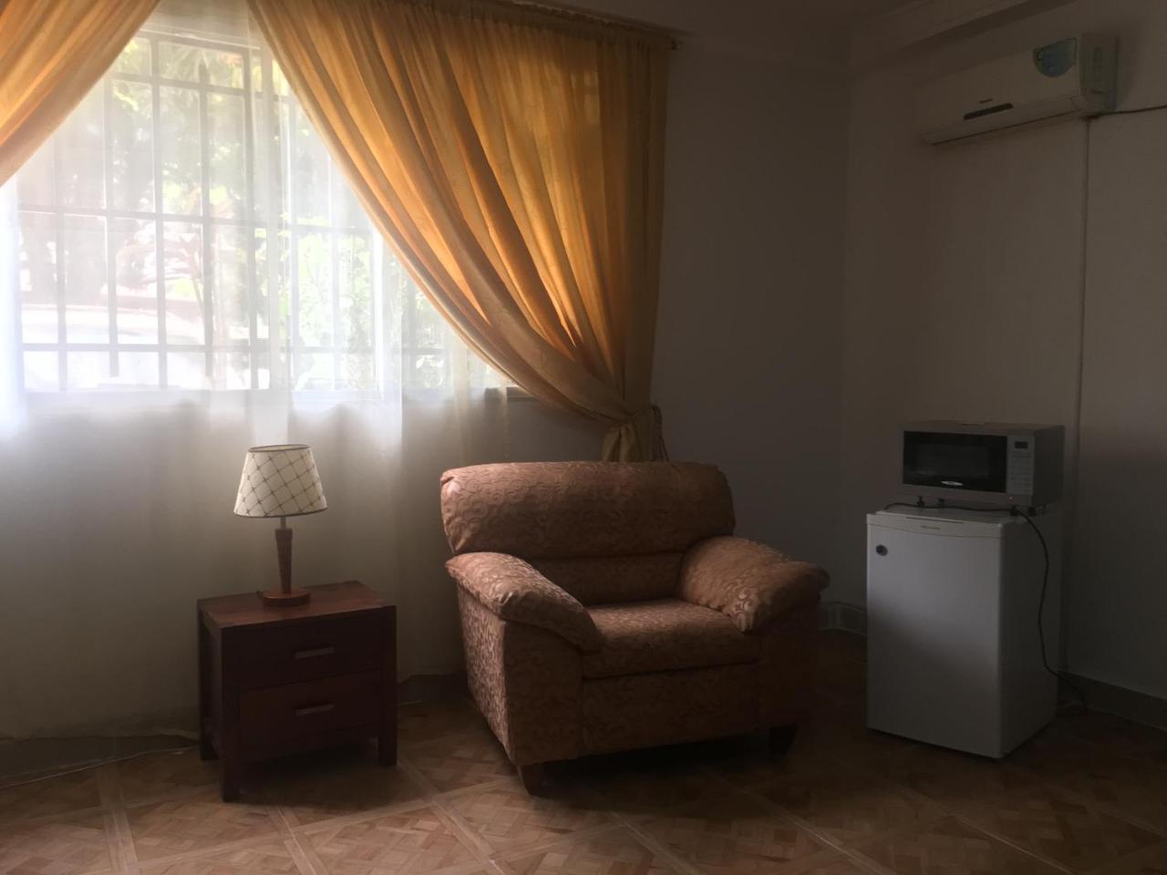 Embassy Suites Hotel Monrovia Ngoại thất bức ảnh